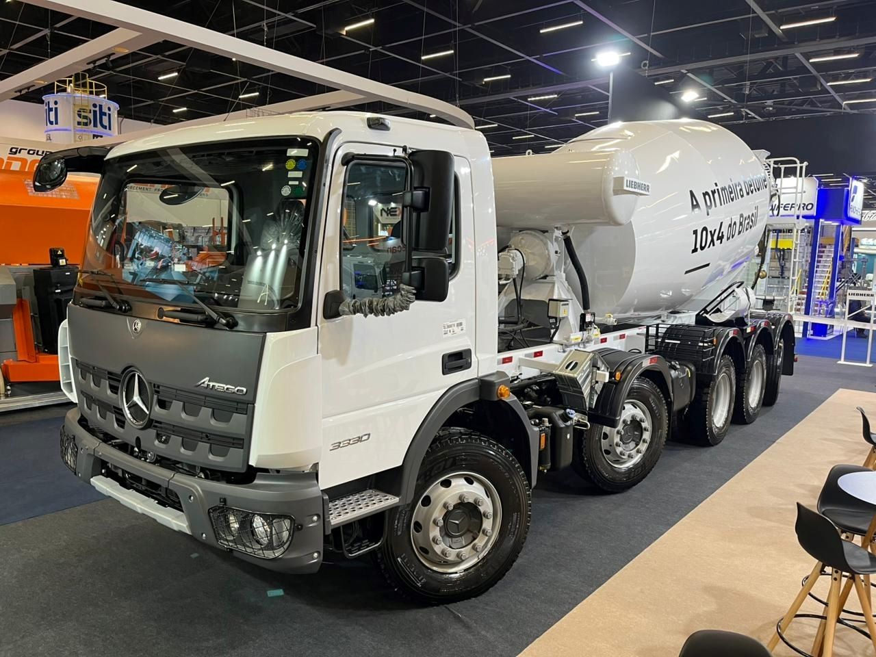 Mercedes apresenta primeiro caminhão betoneira 10x4 do Brasil